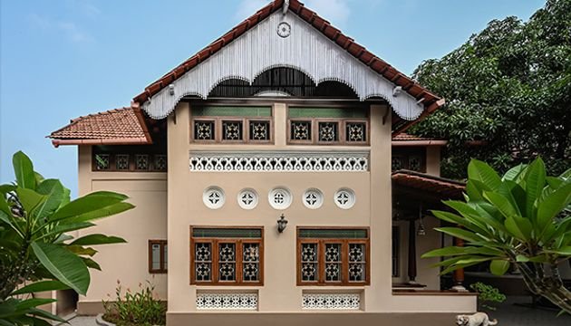 East Facing vs North Facing Plot comparison for Vastu, sunlight, and investment